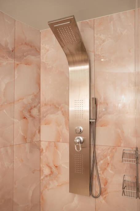 Smaragdi Luxury Jacuzzi Apartment Noho Premium Living Atena Exterior foto