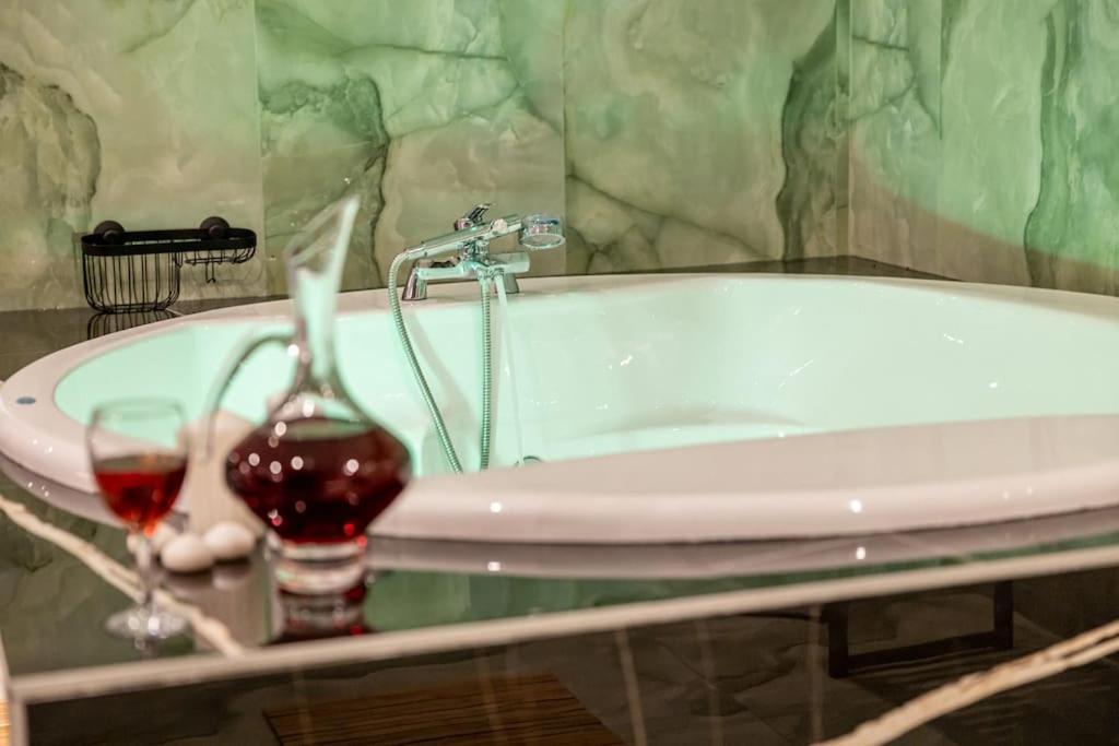 Smaragdi Luxury Jacuzzi Apartment Noho Premium Living Atena Exterior foto