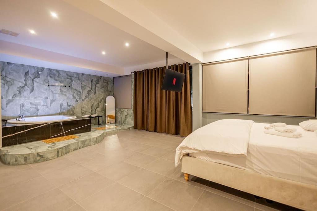 Smaragdi Luxury Jacuzzi Apartment Noho Premium Living Atena Exterior foto