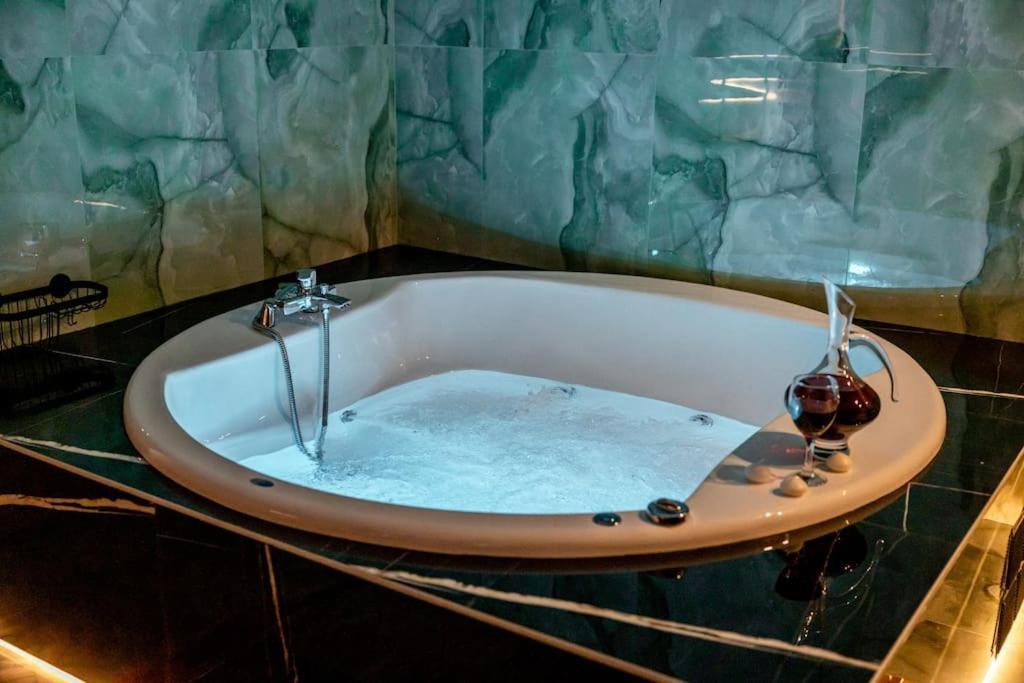 Smaragdi Luxury Jacuzzi Apartment Noho Premium Living Atena Exterior foto