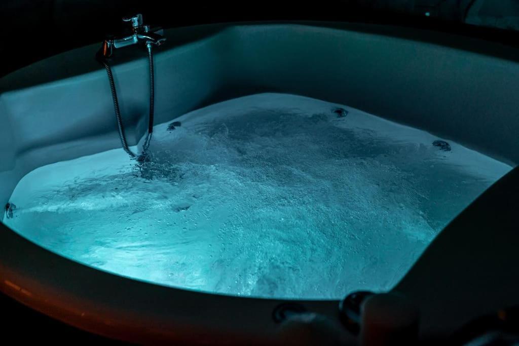 Smaragdi Luxury Jacuzzi Apartment Noho Premium Living Atena Exterior foto